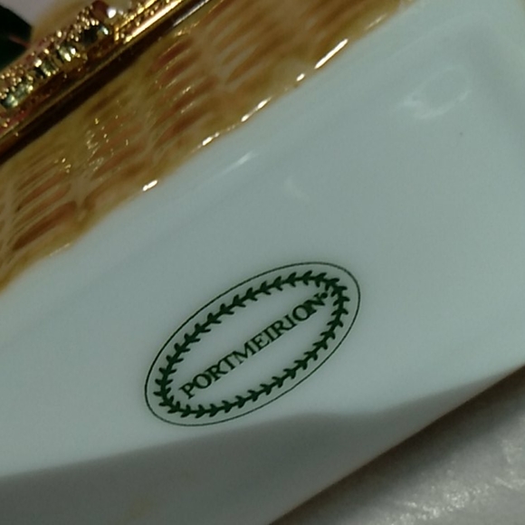 Portmeririon Porcelain Trinket Box w/Strawberries - Picture 3 of 4